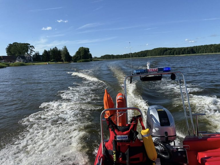 strażacy na pomoc młodym kajakarzom