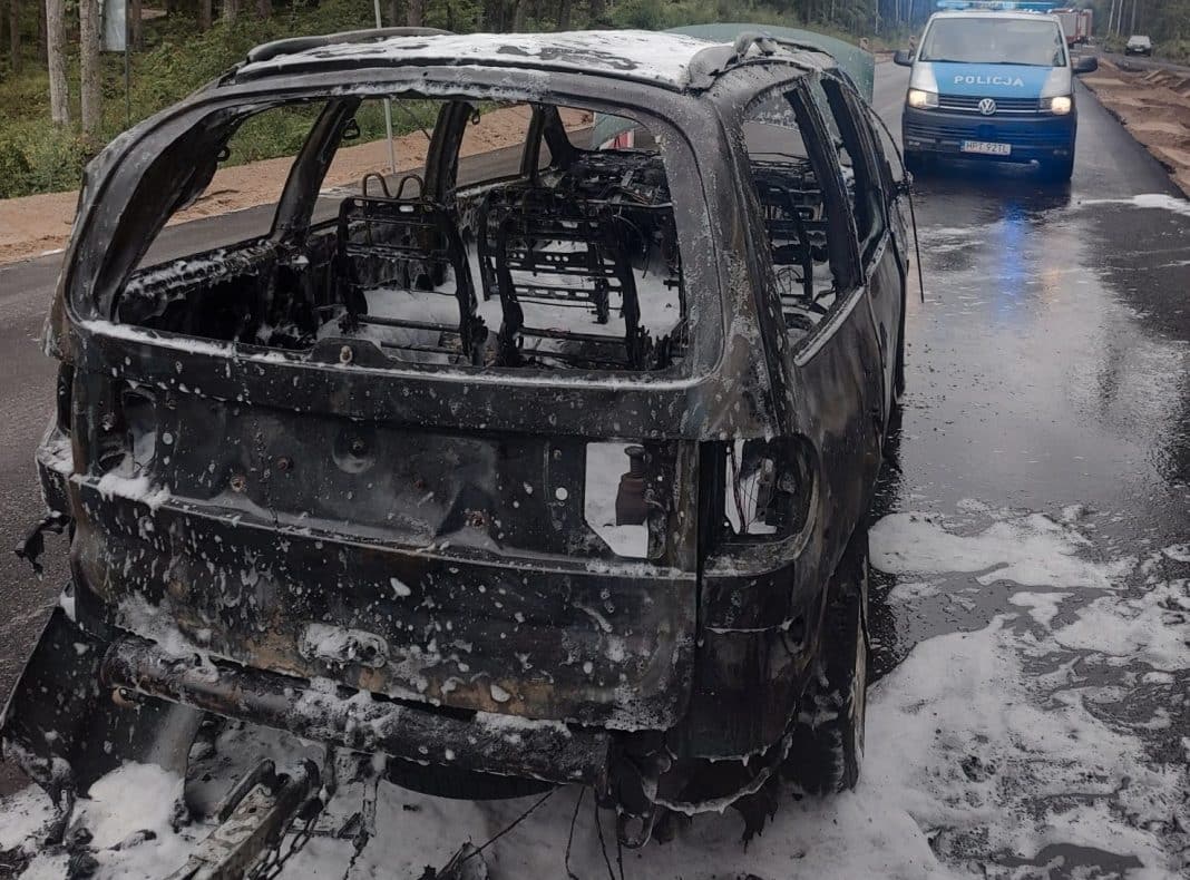 zniszoczny po pożarze samochód
