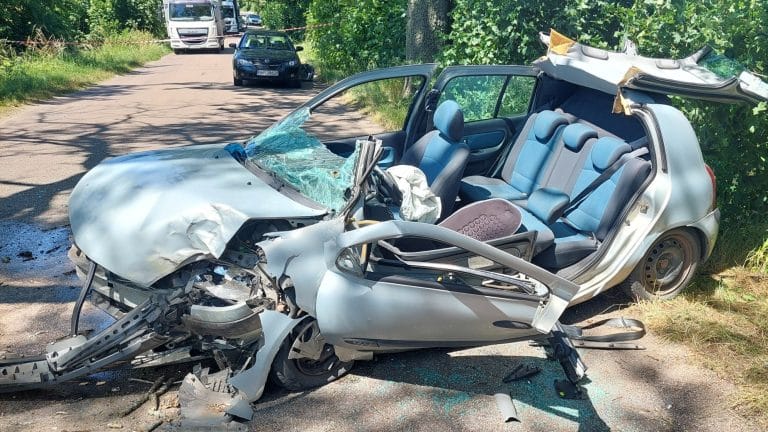 doszczętnie zniszczone auto