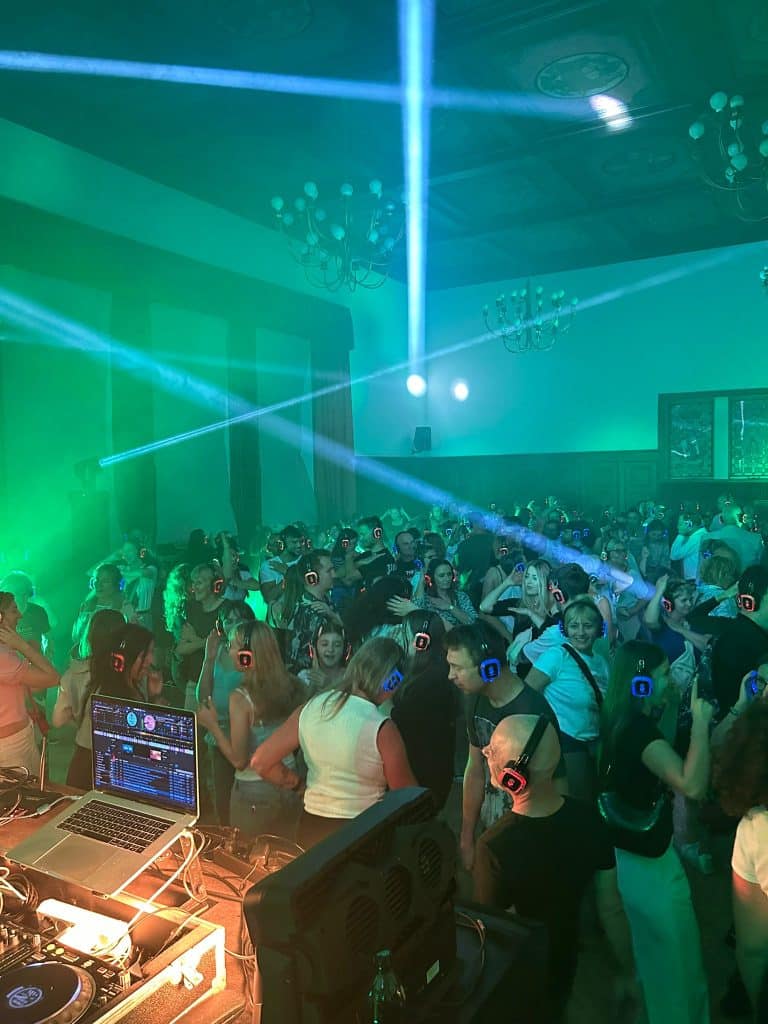 Czy to dobry pomysł? - W zabytkowej sali Urzędu Miasta Olsztyna była dyskoteka. Miasto przyznaje „ratusz przetrwał”