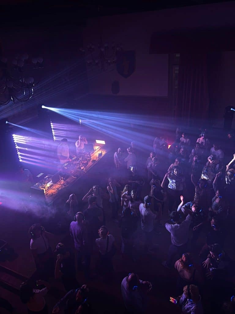 Czy to dobry pomysł? - W zabytkowej sali Urzędu Miasta Olsztyna była dyskoteka. Miasto przyznaje „ratusz przetrwał”