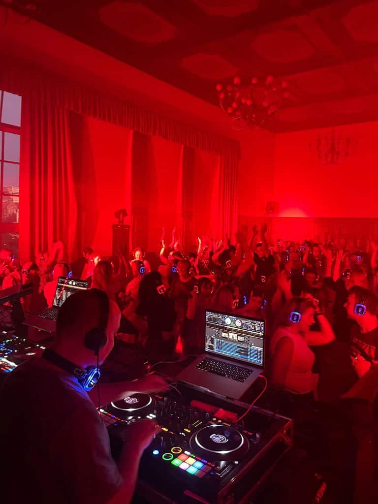 Czy to dobry pomysł? - W zabytkowej sali Urzędu Miasta Olsztyna była dyskoteka. Miasto przyznaje „ratusz przetrwał”