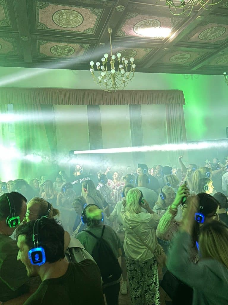 Czy to dobry pomysł? - W zabytkowej sali Urzędu Miasta Olsztyna była dyskoteka. Miasto przyznaje „ratusz przetrwał”