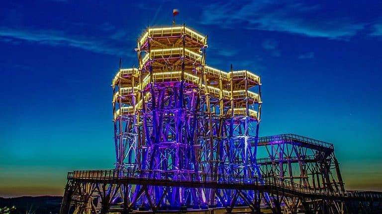 Gigantyczna wieża widokowa rozbłysła nowym światłem – atrakcja Warmii i Mazur zachwyca