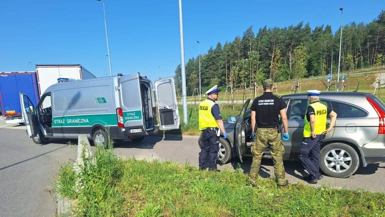 zatrzymanie samochodu z nielegalnymi imigrantami