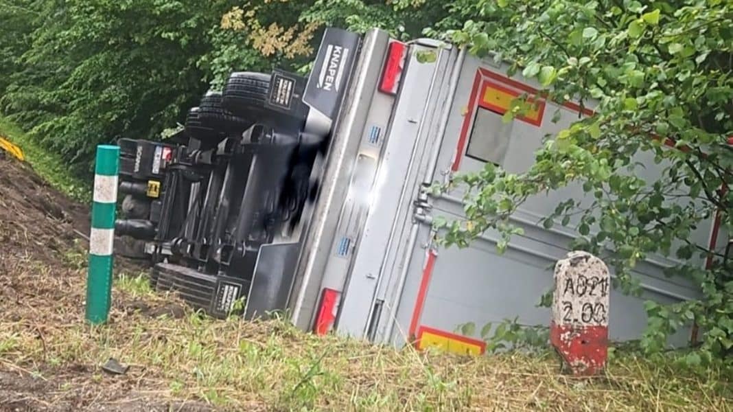 ciężarówka w rowie