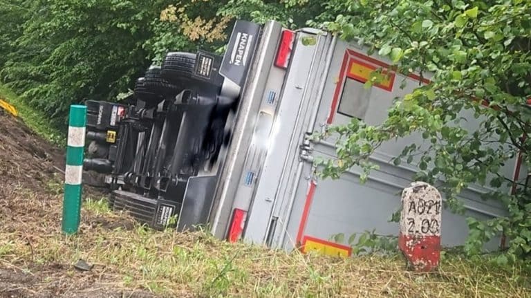 ciężarówka w rowie