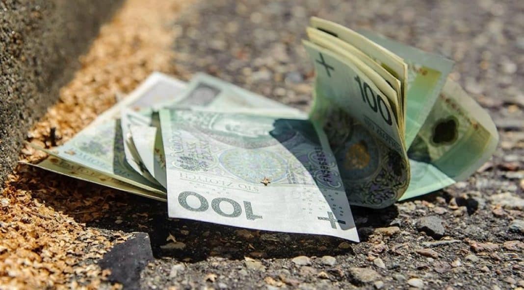 plik pieniędzy na ulicy