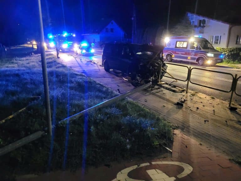 bus uderzył w barierki