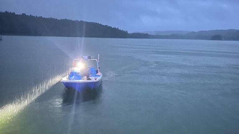 poszukiwania na jeziorze