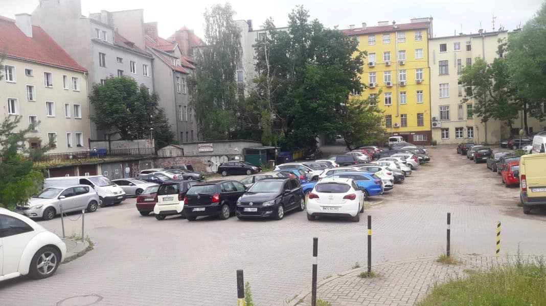 tzw. dziki parking na klepisku w Olsztynie