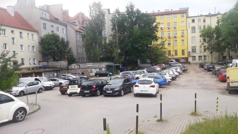 tzw. dziki parking na klepisku w Olsztynie