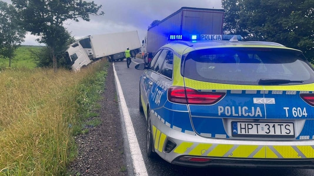 ciężarówka zjechała na pobocze i wpadła do rowu