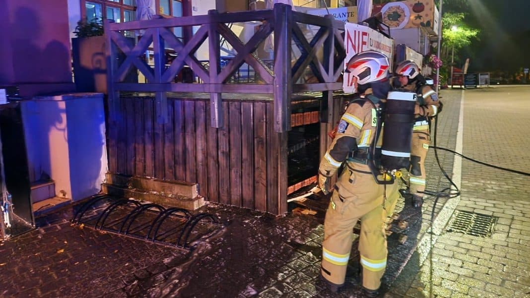 pożar na tarasie restauracji