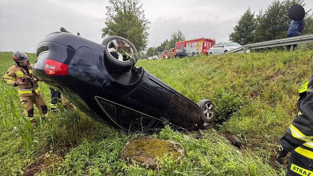Auto dachowało i utknęło w nietypowej pozycji.