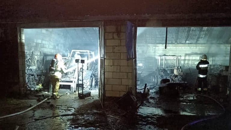 gaszenie garażu z ciągnikami i sprzętem rolniczym