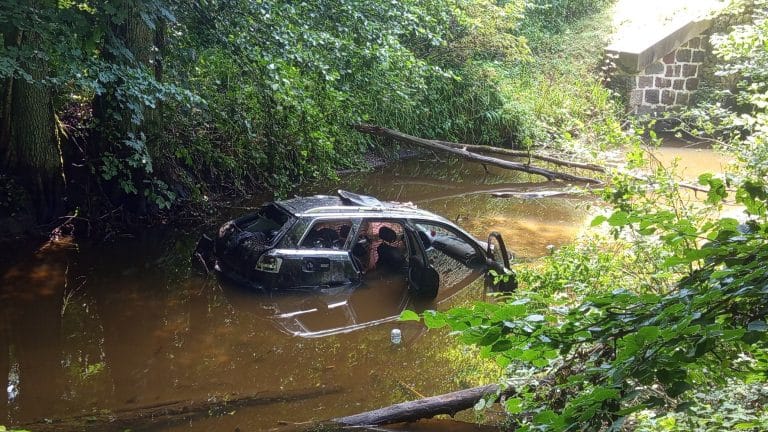audi wpadło do rzeki