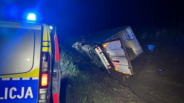 ciężar&oacute;wka w rowie