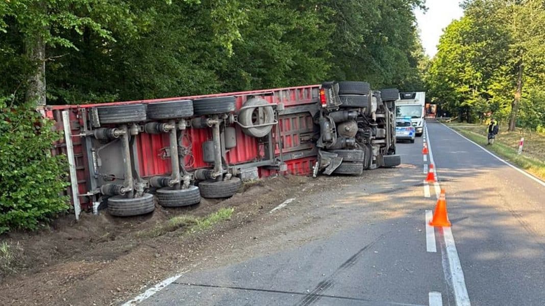 przewrócona ciężarówka