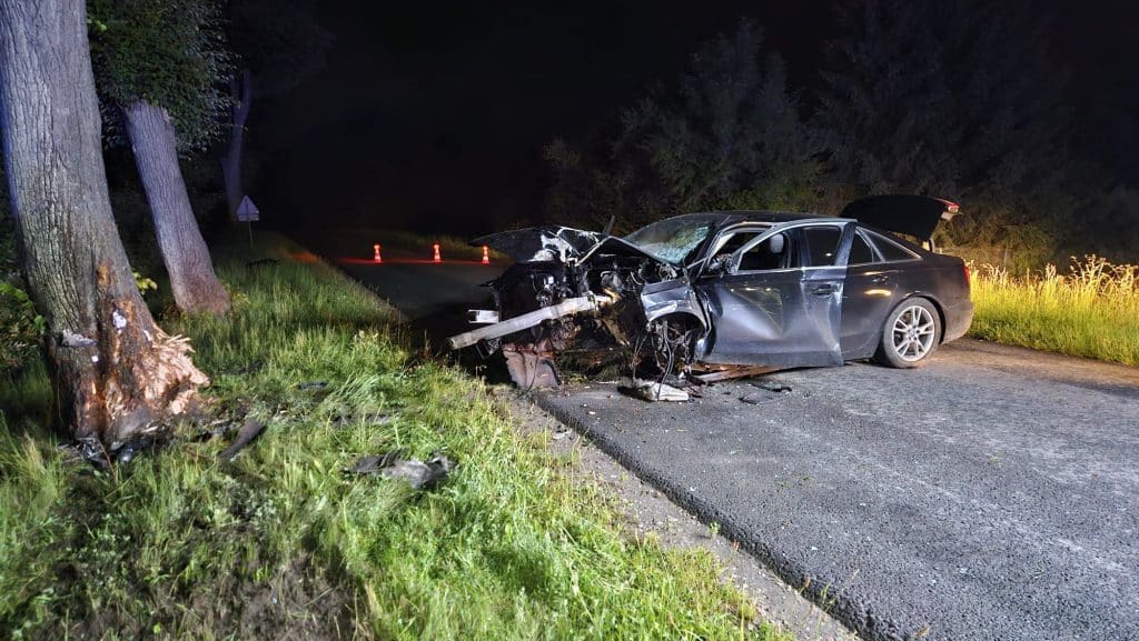 Doszło do groźnego wypadku drogowego. - Nocny rajd zakończony tragedią – Audi wbiło się w drzewo