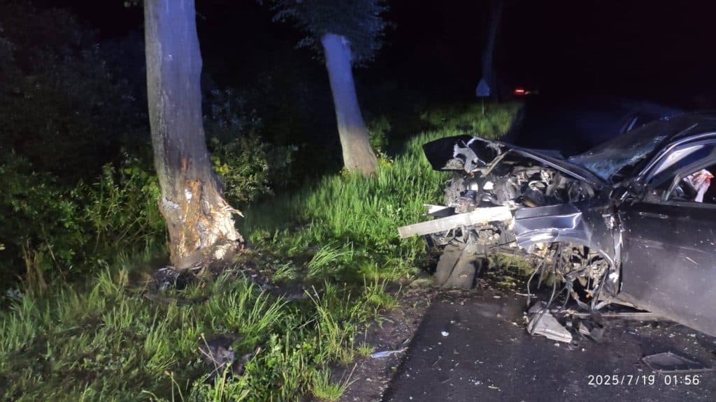 Doszło do groźnego wypadku drogowego. - Nocny rajd zakończony tragedią – Audi wbiło się w drzewo