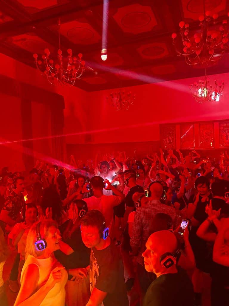 Czy to dobry pomysł? - W zabytkowej sali Urzędu Miasta Olsztyna była dyskoteka. Miasto przyznaje „ratusz przetrwał”