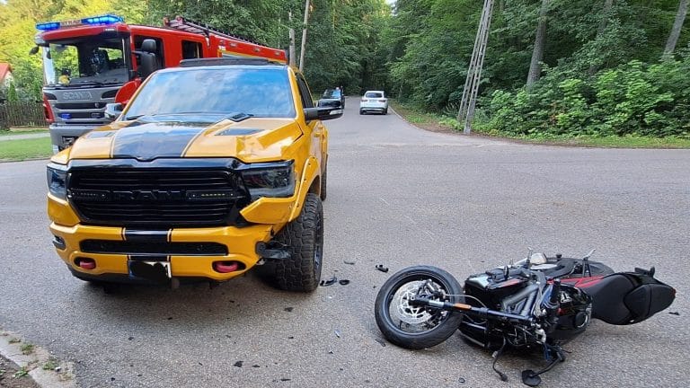 zderzenie motocykla z samochodem