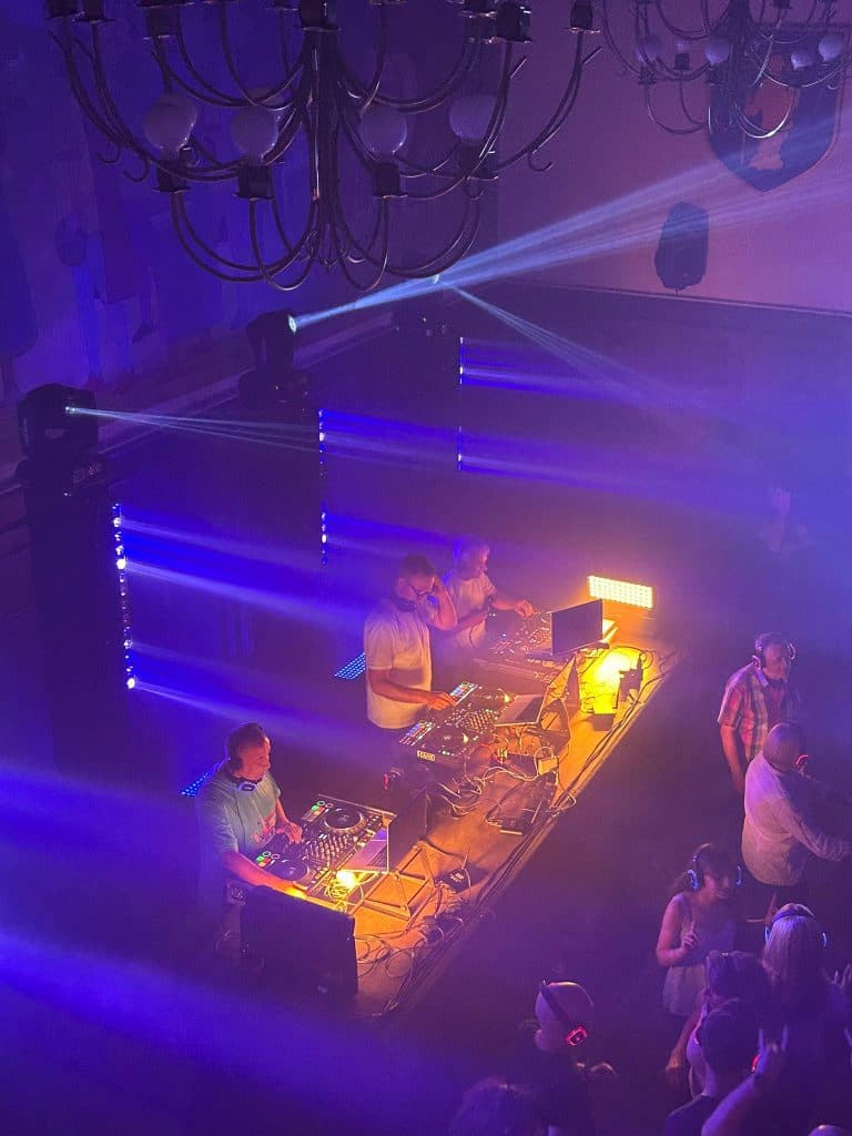 Czy to dobry pomysł? - W zabytkowej sali Urzędu Miasta Olsztyna była dyskoteka. Miasto przyznaje „ratusz przetrwał”