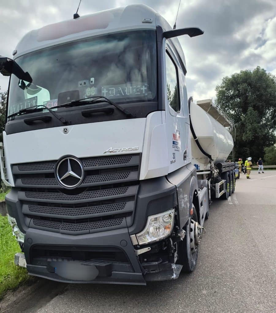 Brawura, czy nieporozumienie? - Rozbite trzy auta i kierowca z obrażeniami twarzy — wypadek z udziałem ciężarówki