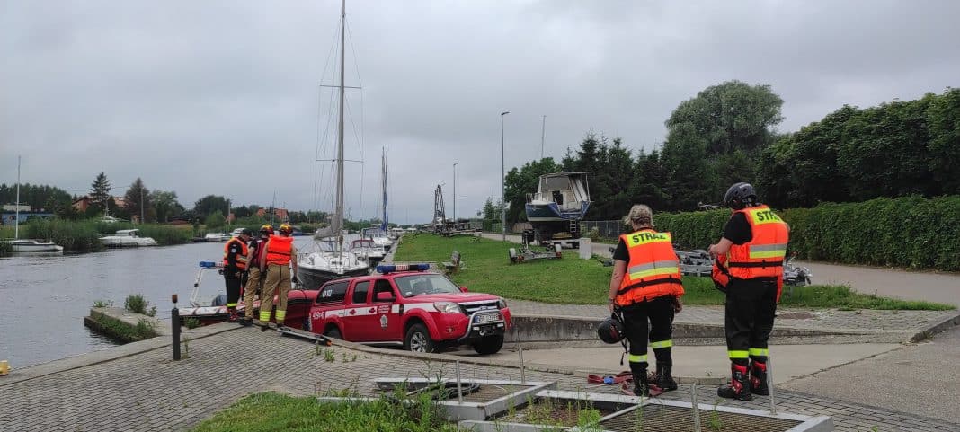 służby szukają żeglarza