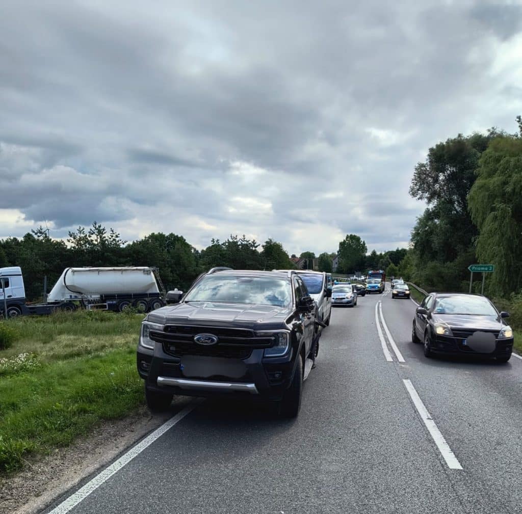 Brawura, czy nieporozumienie? - Rozbite trzy auta i kierowca z obrażeniami twarzy — wypadek z udziałem ciężarówki