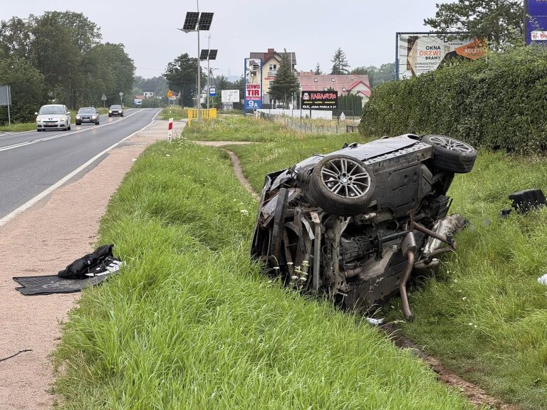 rozbite bmw w rowie