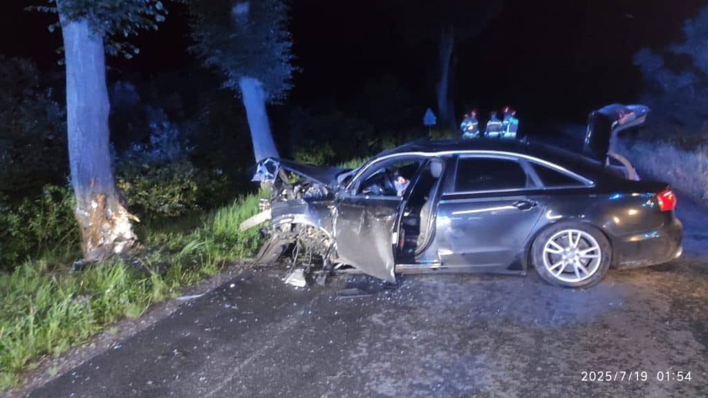 Doszło do groźnego wypadku drogowego. - Nocny rajd zakończony tragedią – Audi wbiło się w drzewo