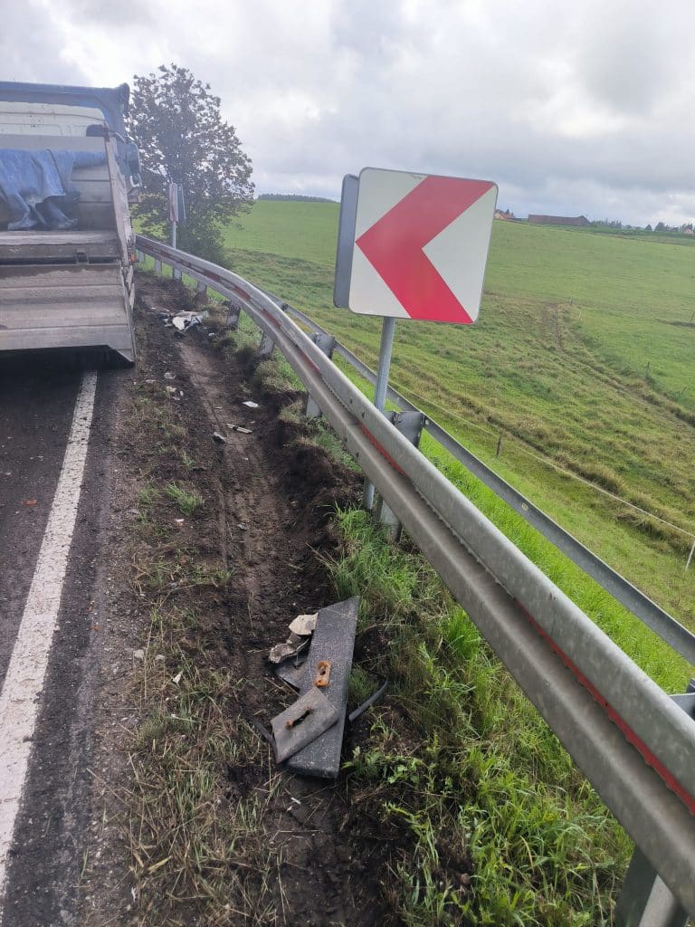 Poważna kolizja i utrudnienia na drodze krajowej. - Samochód ciężarowy zderzył się z busem na DK57