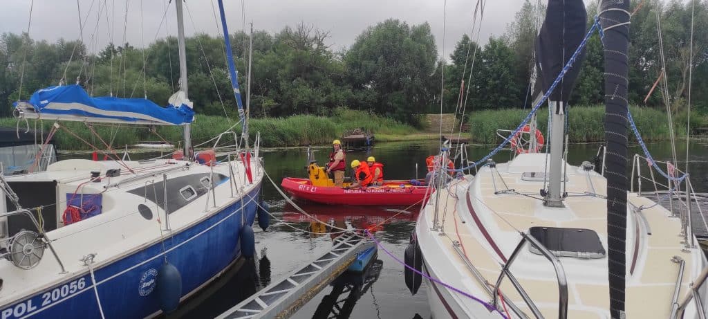 Mężczyzna regularnie wypływał w rejsy. - Służby szukają znanego żeglarza. Wezwano nurków