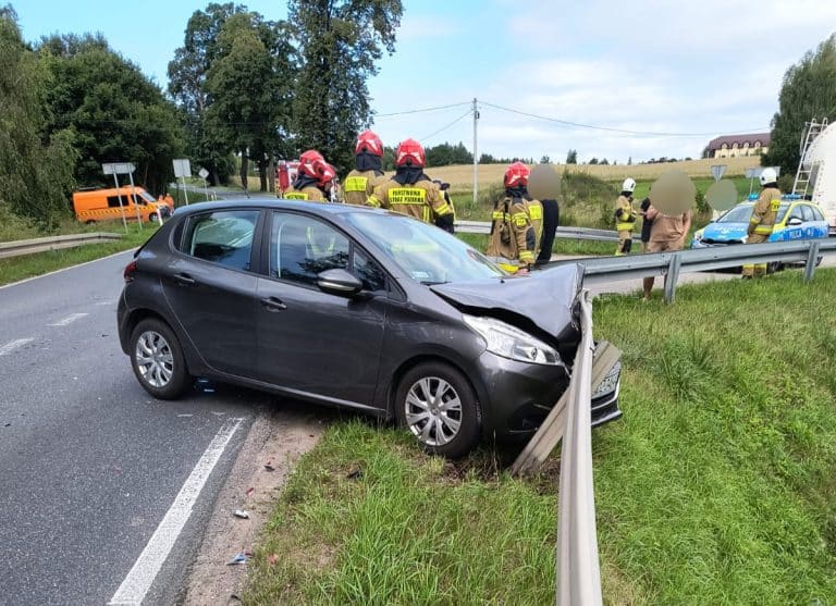 samochód uderzył w barierki