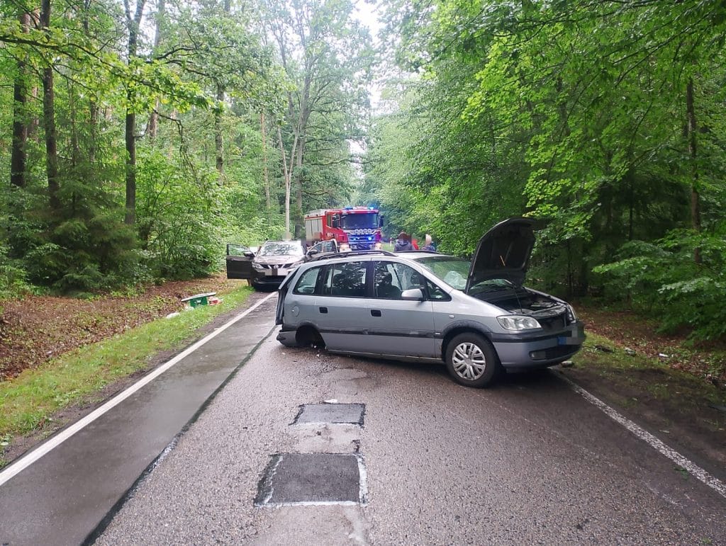 Dwie osoby w szpitalu, DW609 zablokowana. - Czołowe zderzenia na drodze do mazurskiego kurortu turystycznego