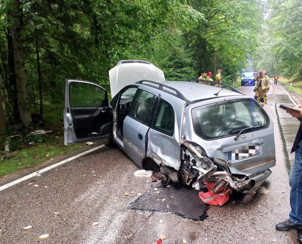 Dwie osoby w szpitalu, DW609 zablokowana. - Czołowe zderzenia na drodze do mazurskiego kurortu turystycznego