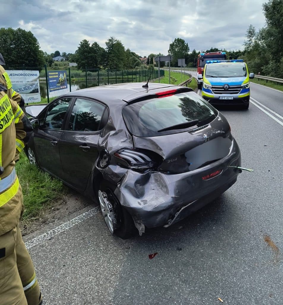 Brawura, czy nieporozumienie? - Rozbite trzy auta i kierowca z obrażeniami twarzy — wypadek z udziałem ciężarówki