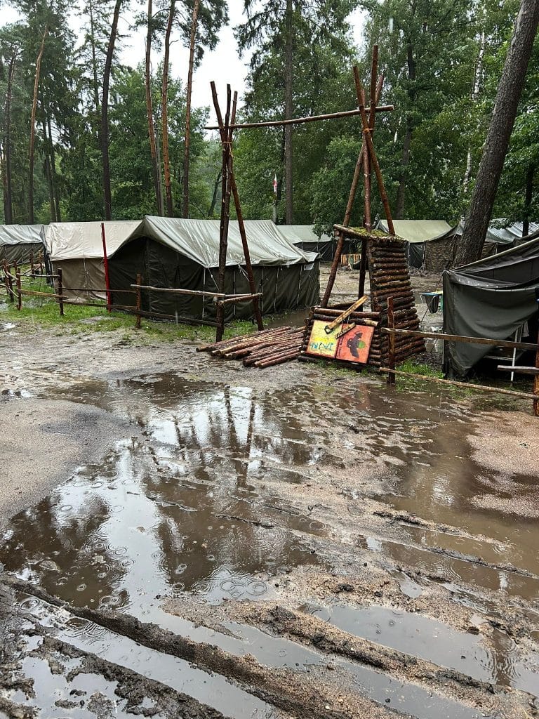 Młodzież musiała opuścić swoje namioty. - Służby ewakuowały obozy harcerskie w warmińsko-mazurskim. Istnieje duże zagrożenie