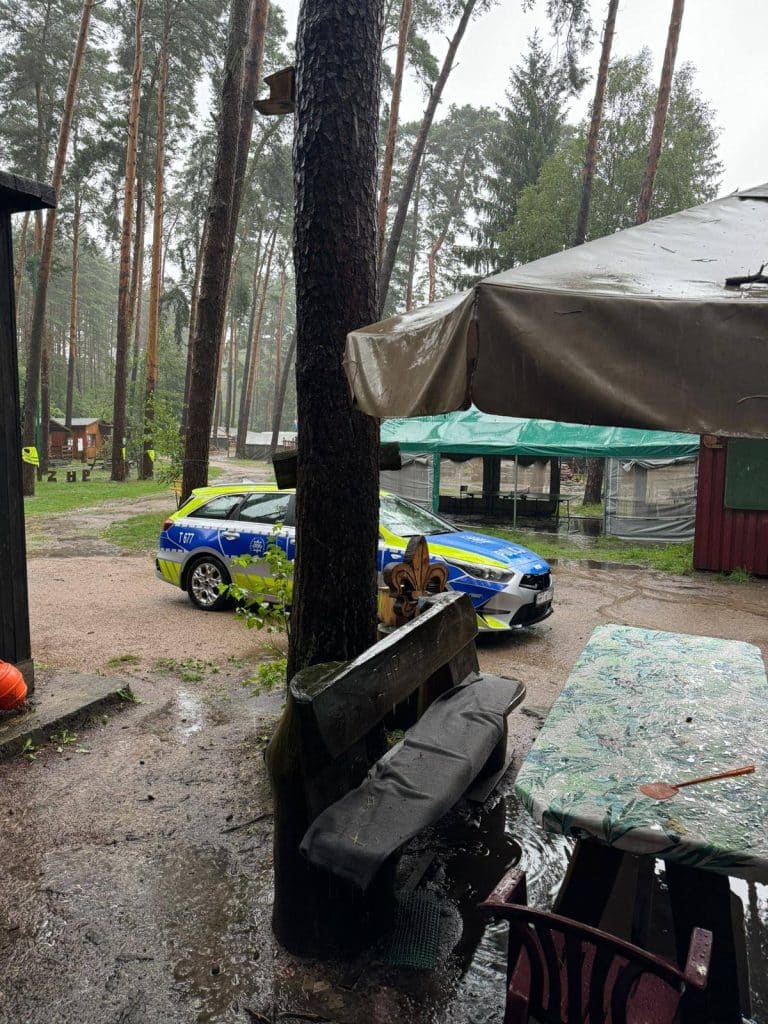 Młodzież musiała opuścić swoje namioty. - Służby ewakuowały obozy harcerskie w warmińsko-mazurskim. Istnieje duże zagrożenie