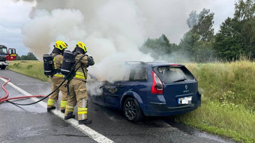 pożar samochodu na drodze krajowej nr 16