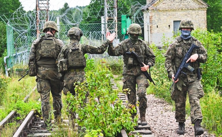 żołnierze 16 Dywizji Zmechanizowanej