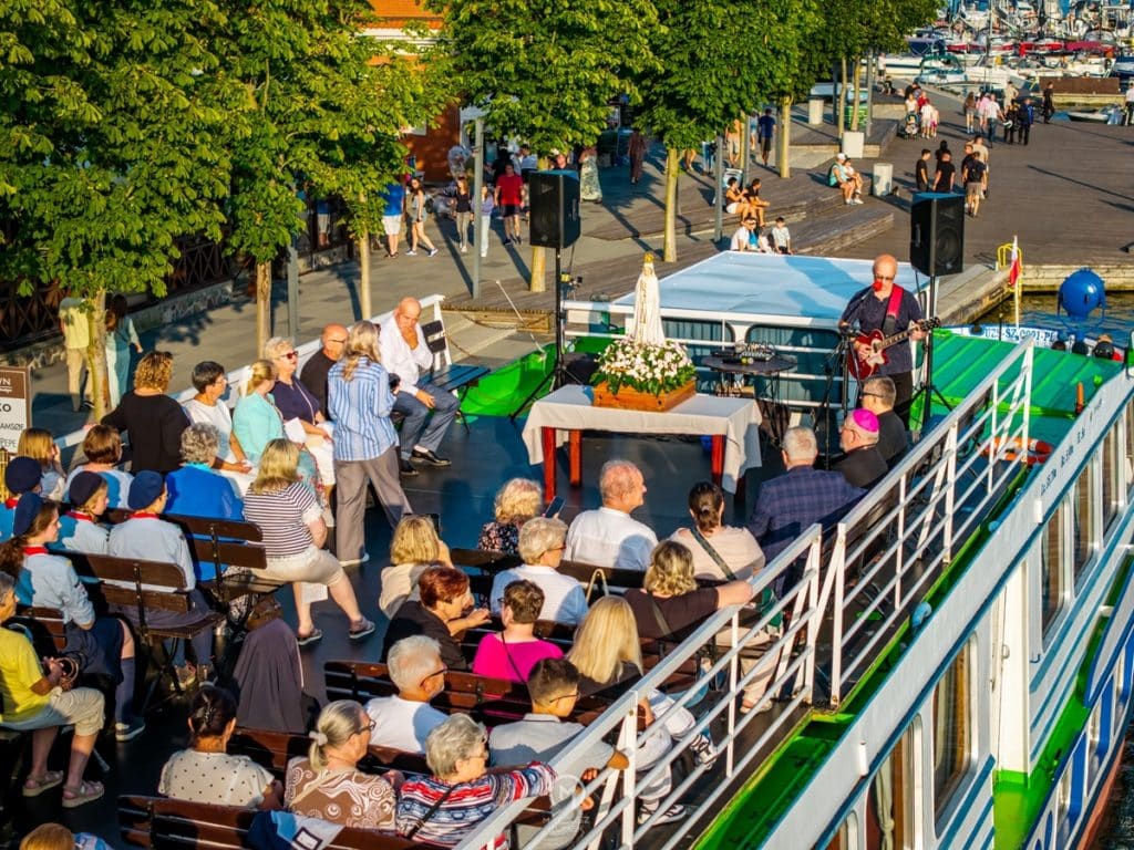 Figura Matki Bożej wypłynęła na jezioro. - „Z Maryją na jeziorach” – niezwykłe wydarzenie religijne na Mazurach
