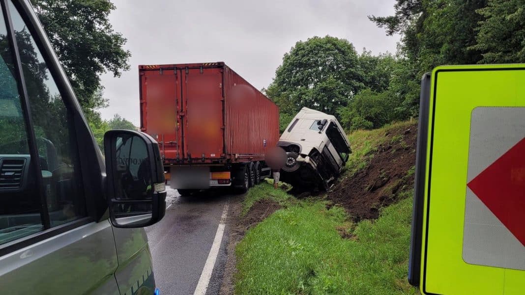 ciężarówka w rowie na dk15