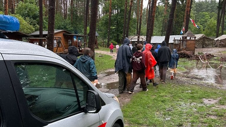 ewakuacja obozu harcerskiego