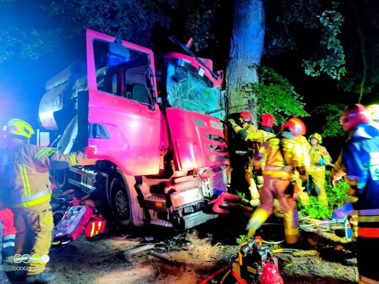 ciężarówka uderzyła w drzewo