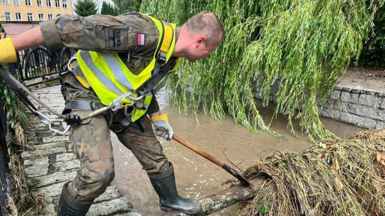 wojsko pomaga po powodzi