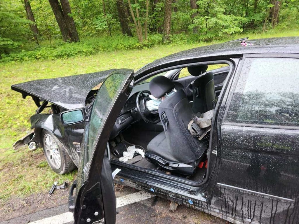 Szokujący rajd na drodze krajowej. - Kierowca BMW miał 3 promile i jechał bez prawa jazdy – rozbił się na DK16