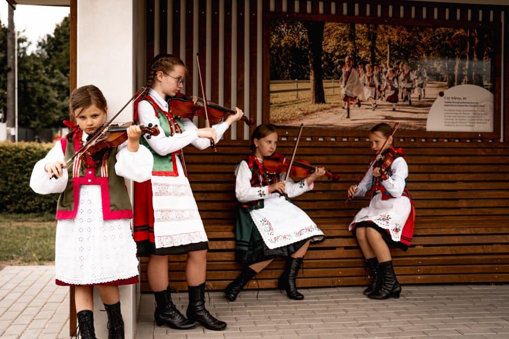 Ludzie zatrzymują się tu, żeby zrobić zdjęcia. - Przystanki autobusowe zamieniły się w galerię sztuki